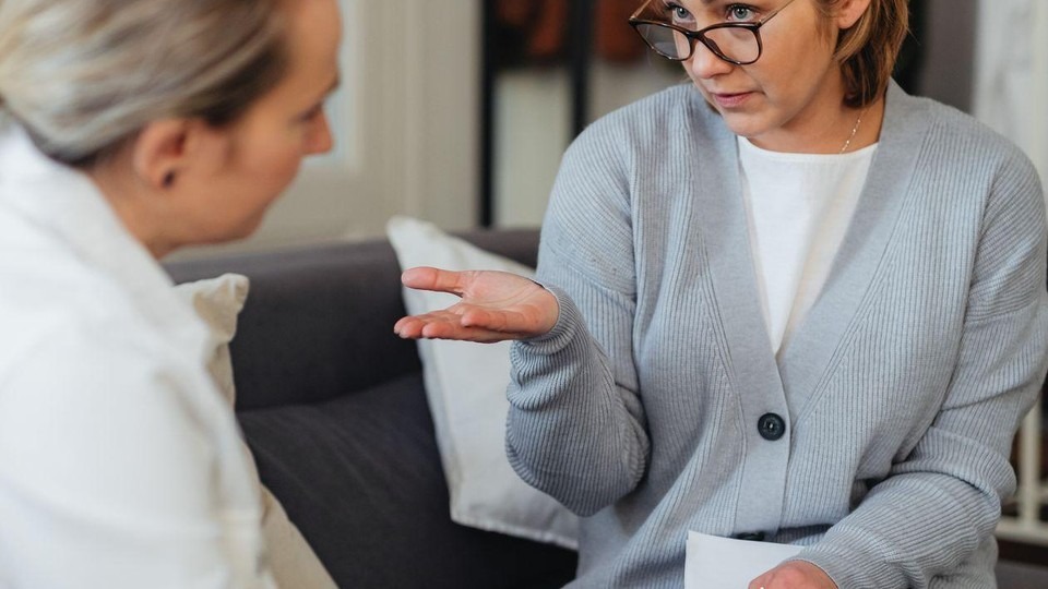 Family members talking about what to do after noticing signs of opioid use