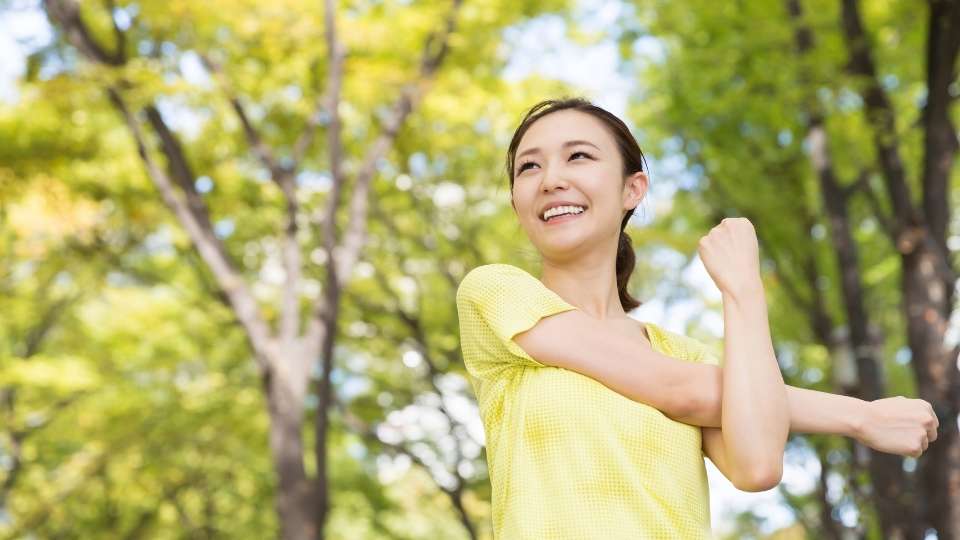 Replacing Addiction with Exercise is a healthy mindset this woman is enjoying while exercising her arms.