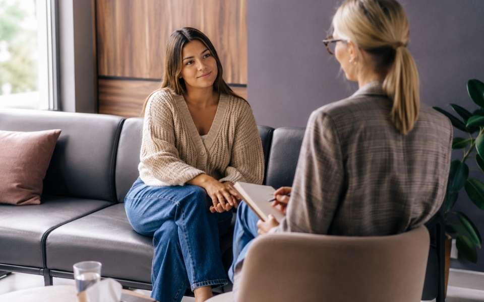 a therapist talks as part of medication assisted treatment MAT where therapy is involved for alcohol use disorder