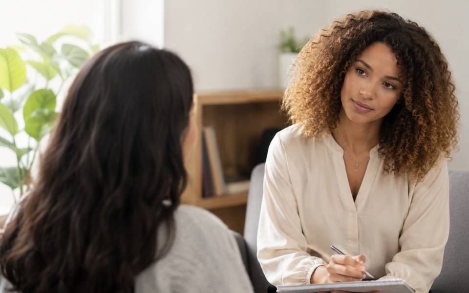 a woman convenes with her therapist in a South Florida Intensive Outpatient Program for Addiction.