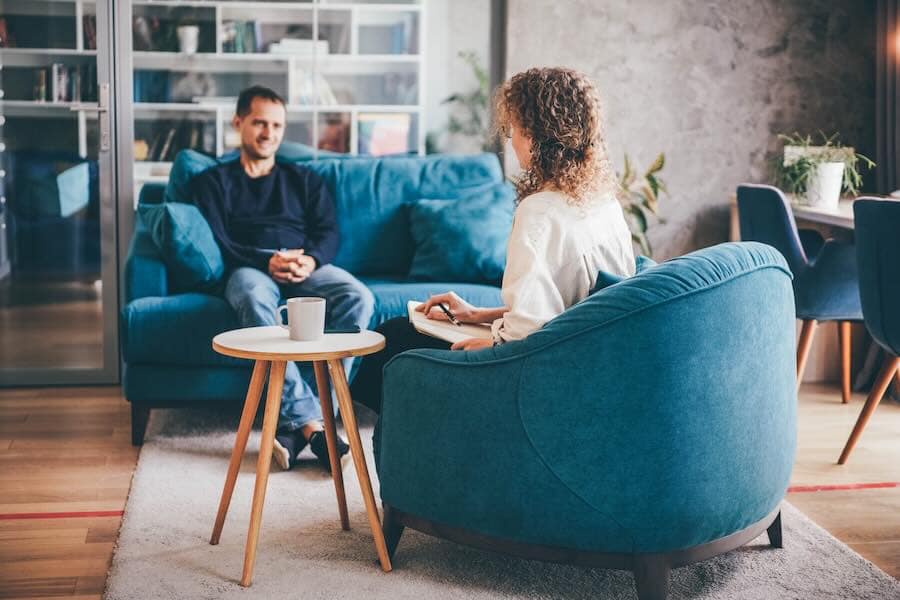 A clinical session in outpatient addiction treatment